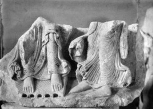 Fragment Nummer 73: Unterteil einer sitzenden und einer stehenden Figur