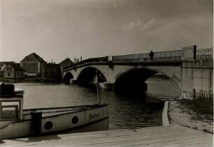 Nikolaiken/Ostpreußen (heute Mikolajki). Straßenbrücke über einen Arm des Spirdingsees, dem größten See der masurischen Seenplatte. Im Vordergrund der Ausflugsdampfer "Blücher"