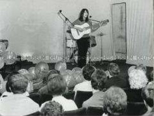 Susanne Tremper in der Ostermarschrevue im Forum-Theater Berlin