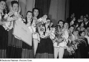 Tänzer des Rahmenprogramms zur Leipziger Herbstmesse 1954 bei der Entgegennahme von Auszeichnungen