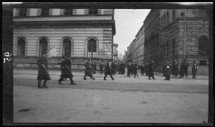 München: Blick von der Ludwigstraße in die Schönfeldstraße ("Einwohnerwehr am Kriegsministerium")