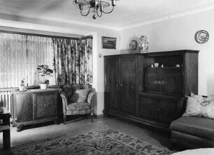 Wohnzimmer, Entwurf und Ausführung: Fritz Müller, Schreinermeister Sonthofen, Nußbaum antik, seidenmatt, Musikschrank, Sekretär, Couch