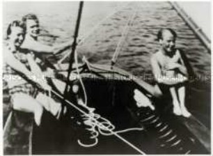 Martha und Walter Husemann im Segelboot von Harro Schulze-Boysen
