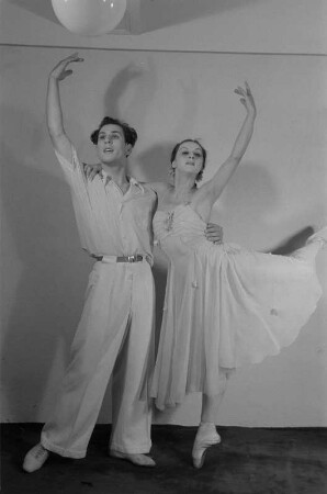 Gastspiel eines russischen Ballett- und Künstlerensembles in der Deutschen Staatsoper Berlin : Primaballerina Alla Schelest mit Boris Bregwadse in "Walzer", Teil des Ballettprogramms