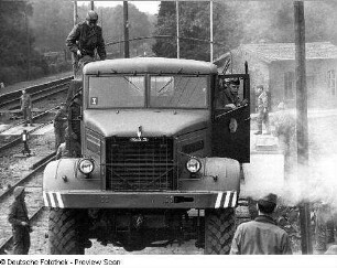 Deutschland . Truppenübungsplatz Klietz. Nationale Volksarmee - Landstreitkräfte. Truppenverlegung per Eisenbahnmarsch. Lastkraftwagen auf einem Flachwagenzug bei oder nach der Auffahrt