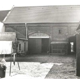 Markranstädt-Schkölen, Hunnenstraße 16. Dreiseithof (1886/1900). Hofansicht der Scheune