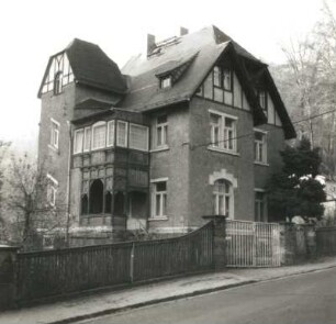 Dresden-Oberwartha, Hässige Straße 6 / Ecke Talstraße. Villa Vera (um 1900). Straßenansicht mit Einfriedung