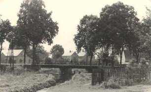 Blick auf Brücke und Teich in Keula : Pohlad na móst a hat w Kulowcu