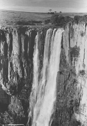 Wasserfall : Hoher Wasserfall an einer Felswand