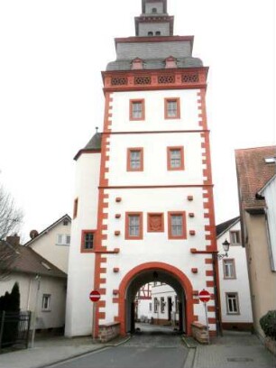 Stadtbefestigung - Steinheimer Torturm-Ansicht von Feldseite (Gotischer Kern mit Barocker Überarbeitung) mit Durchfahrt sowie Treppenturm im Nordosten-1312201