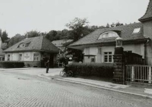 Bad Gottleuba, Klinik - Sanatorium, Einfahrt mit den beiden Pförtnerhäusern, August 1993