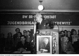 Dresden, Friedrichstadt. Bahnbetriebswerk Dresden-Friedrichstadt, feierliche Übergabe einer "Jugendlokomotive" an die Jugendbrigade "Max Seydewitz" durch den Ministerpräsidenten Max Seydewitz, 8. Oktober 1949