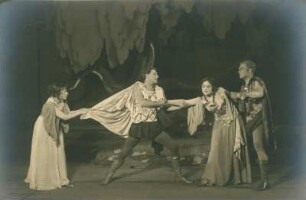 "Ein Sommernachtstraum" von William Shakespeare. Szene mit Lotte Gruner als Hermia, Adolf Wohlbrück als Lysander, Antonia Dietrich als Helena und Felix Steinböck als Demetrius. 3. Akt, 2. Szene. Dresden: Schauspielhaus, 12.06.1930