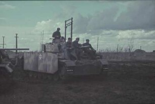 Zweiter Weltkrieg. Rußland, Oblast Belgorod. Nach den Kampfhandlungen. Deutscher Panzer mit Panzersoldaten