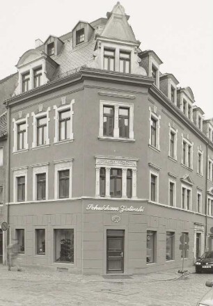 Radeberg, Wohnhaus : Radeberg. Wohnhaus mit Läden. Hauptstraße 9/Ecke Mittelstraße. Vor 1830. Um 1880. Eckansicht