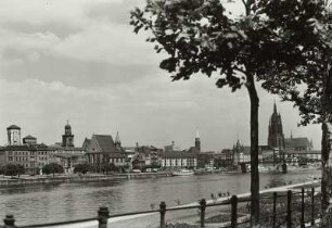 Frankfurt (Main), Blick vom linken Mainufer nach Nordosten gegen das Stadtzentrum mit St. Leonhard und Dom