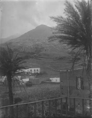 Stromboli : Blick über Felder zum Gipfel des Stromboli