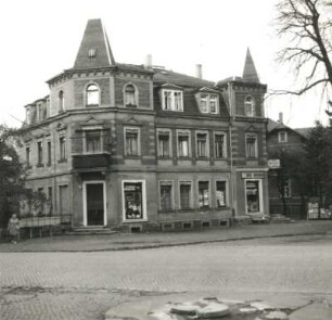 Dresden-Cossebaude, Käthe-Kollwitz-Straße 1 / Ecke Bahnhofstraße. Wohnhaus mit Ladeneinbauten (1895/1900). Eckansicht