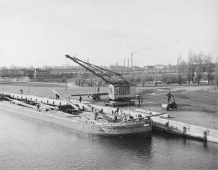 Küstrin (Kostrzyn). Städtischer Hafen "Warthe-Ablage". Frachtschiff "Fortuna". Löschen der Fracht (Baumstämme)