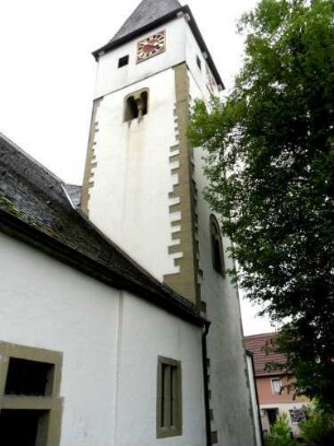Kirchturm von Ostnordosten mit Biforium im Obergeschoß im Osten unter Glockenstube in Übersicht