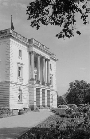 Ansicht der Hauptfassade des Weißen Hauses im Agra-Messepark