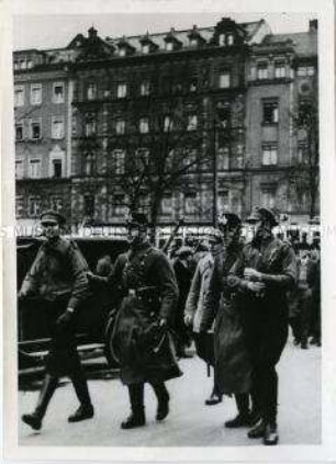 Reichsbanner-Mitglieder werden nach einer Kundgebung der "Eisernen Front" in Chemnitz verhaftet