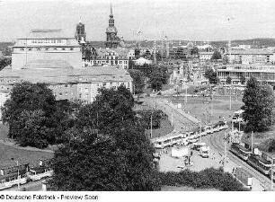 Dresden-Altstadt. Postplatz. Blick vom Hauptpostamt nach Norden gegen Schauspielhaus und Sophienstraße