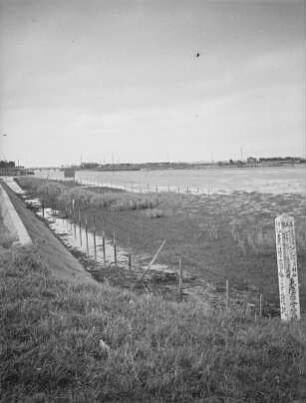 Neulandgewinnung in der Bucht von Tokio : Neulandgewinnung in der Bucht von Tokio. Damm mit Entwässerungsgraben und Pfad
