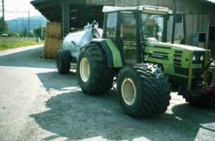 Fotografie: Traktor, Antriebs- und Anbausystem, Fahrwerk, Reifen, Terrareifen, Güllefass