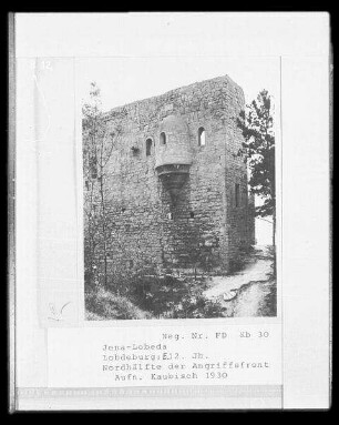 Jena-Lobeda. Ruine der Lobdeburg (1166/1200). Wohnturm (Bruchstein) mit Erker. Nordhälfte. Feldseite
