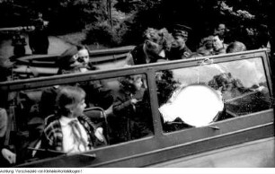 Dresden. 750-Jahr-Feier Dresden: Tag der Gewerkschaften, Veranstaltungen - Kinderfest u.a. mit historischen Automobilen, Pioniereisenbahn im Großen Garten, Fahrt in einer Straßenbahn - Gondelfest - Modenschau auf der Freilichtbühne "Junge Garde" im Großen Garten, etc., Juni 1956 (außerdem: Radrennbahn Bärnsdorfer Straße)