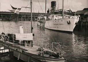 Cuxhaven. Blick in den Hafen mit Seebäderschiff "Ditmar Koel"