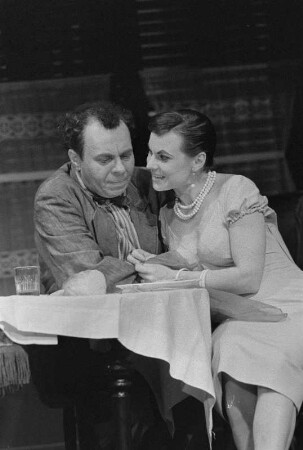 Szenenbilder aus "Lügen haben lange Beine" von Eduardo de Filippo mit Musik von Günter Hauk (Regie: Werner Schulz-Wittan, Ausstattung: Dieter Berge). Maxim-Gorki-Theater Berlin, 21.02.1958 (Premiere am 25.02.1958) : Mit Lotte Loebinger als Carmela, Evamaria Bath als Olga, Ruth Kommerell als Constanza, Eva-Maria Hagen als Angelina, Heinz Scholz als Libero, Wilhelm Gröhl als Benedetto, Walter Jupé als Guglielmo, Hermann Dieckhoff als Roberto, Hildegard Röder als Graziella, Friedel Nowack als Christina, Wolfgang Hübner als erster Sohn u. a.