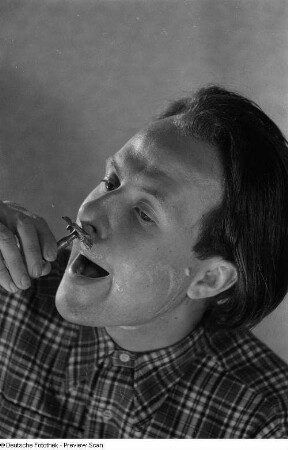 Roger Rössing beim Rasieren