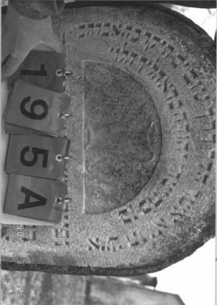 Grabstein 195 (Index: 99786031) Maße HxBxT: 120x54x10 cm Symbolik: Levitenkanne Besonderheit: kulturhistorisch wertvoll / künstl.-formale Gründe (Inschrift): Grabstein 195A