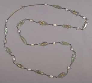 Silberne Kette mit 15 Tiermedaillons