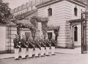 Dresden, Palais der Sekundogenitur, Grenadierwache auf dem Ehrenhof am Tor