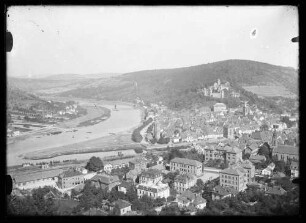 Blick über Luisenstraße, Mainspitze, Innenstadt und Burg ins Maintal
