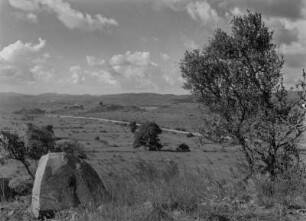 Hügellandschaft : Eine Straße führt durch die Hügellandschaft im Hochland Eritreas
