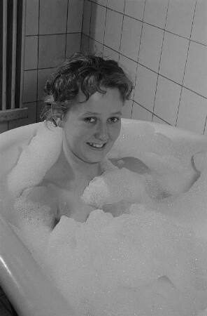 Portrait eines Mädchens in einem Schaumbad in der Betriebspoliklinik der Transmasch Leipzig