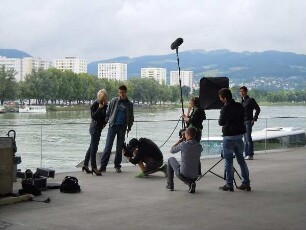 Linz - Filmaufnahmen am Donauufer : Ein Filmteam macht Aufnahmen vor dem Lentos-Kunstmuseum am Donauufer. Aufgenommen am 17. Juni 2011 in Linz