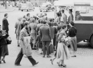 Paris: Fahrgäste hinter dem Autobus