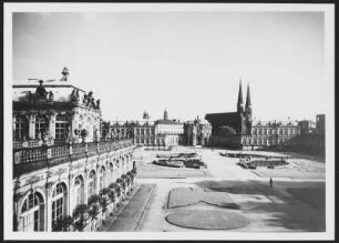 Dresden, Zwinger : Dresden-Altstadt. Zwinger (1709-1728; M. D. Pöppelmann, B. Permoser). Blick vom Wallpavillon nach Süden über den Zwingerhof gegen Glockenspielpavillon, Taschenbergpalais, Sophienkirche und Porzellanpavillon