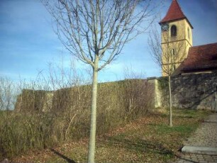 Kirchhofmauer im Südwesten von Feldseite in Übersicht (einst fest - Wehrgang mit Steinbrüstung und Schießscharten im 19 Jhd abgetragen)