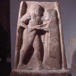 Menelaos und Helena : Sparta, Archäologisches Museum. Vierseitige reliefierte Basis, Relief mit Menelaos und Helena. 6. Jh. v. Chr. P1/65