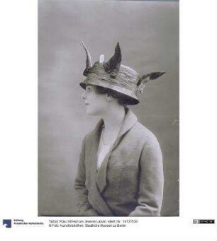 Frau mit Hut von Jeanne Lanvin