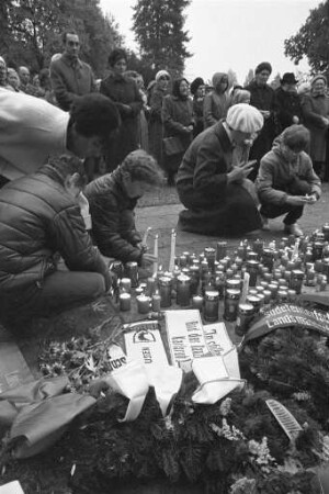 Totengedenkfeier der Sudetendeutschen Landmannschaft am Gedenkkreuz für die Heimatvertriebenen auf dem Karlsruher Hauptfriedhof