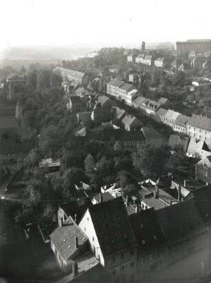 Roßwein. Stadtansicht vom Turm der Stadtkirche Sankt Marien. Blick über die Gartenstraße nach Nordwesten