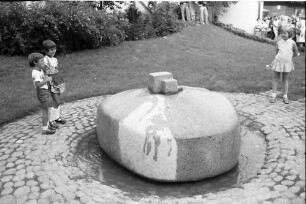 Sulzburg: Einweihung Otto Ernst Sutter-Brunnen; Otto Ernst Sutter-Brunnen mit Kindern