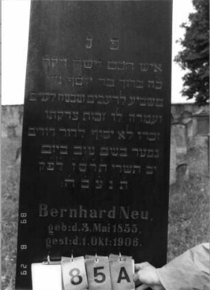 Grabstein 85 (Index: 100108204) Material: schwarzer Granit Zustand: gut Maße HxBxT: 216x59x31 cm Beschreibung: Obelisk mit getrepptem Sockel, unten rusticaartig: Grabstein 85A